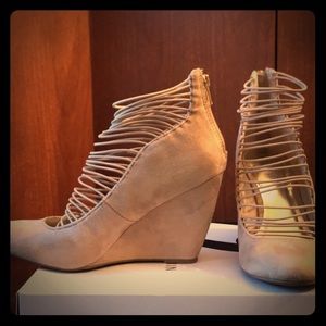 9.5 Queen Bee Nude Nine West Strappy Wedge Heels